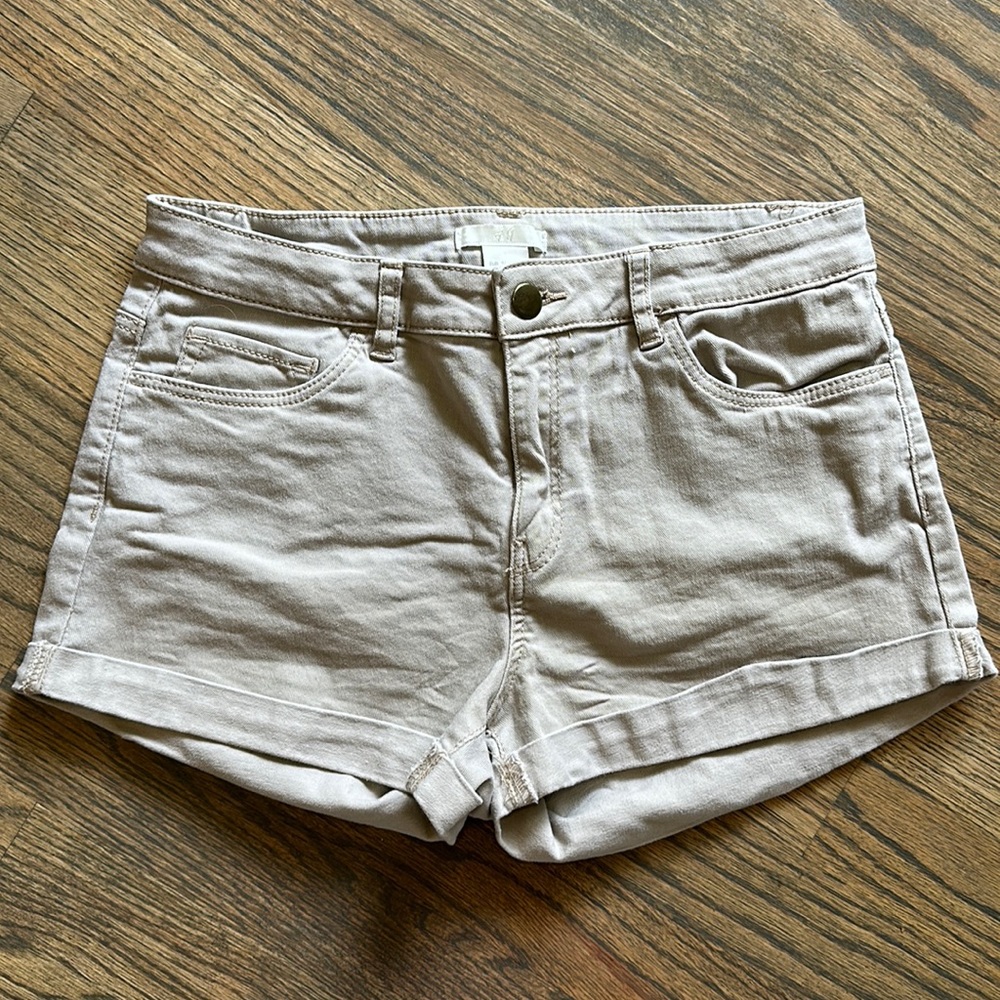 H&M • Size 6 • khaki • shorts
